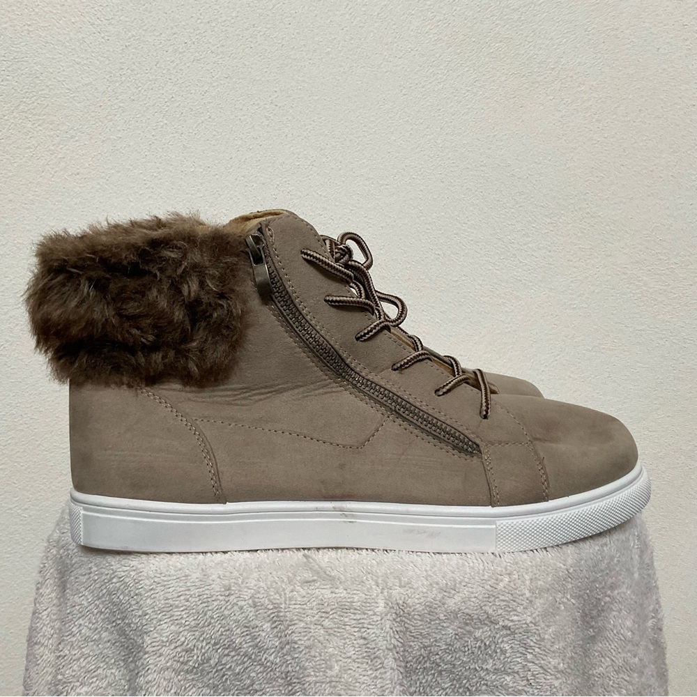 Pop Impressive Taupe Faux Fur Trim Lace Up Sneaker Booties Size 11 Winter